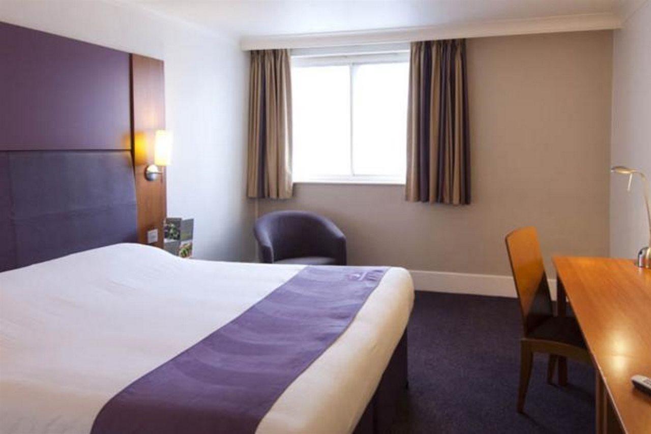 Premier Inn Натсфорд Экстерьер фото